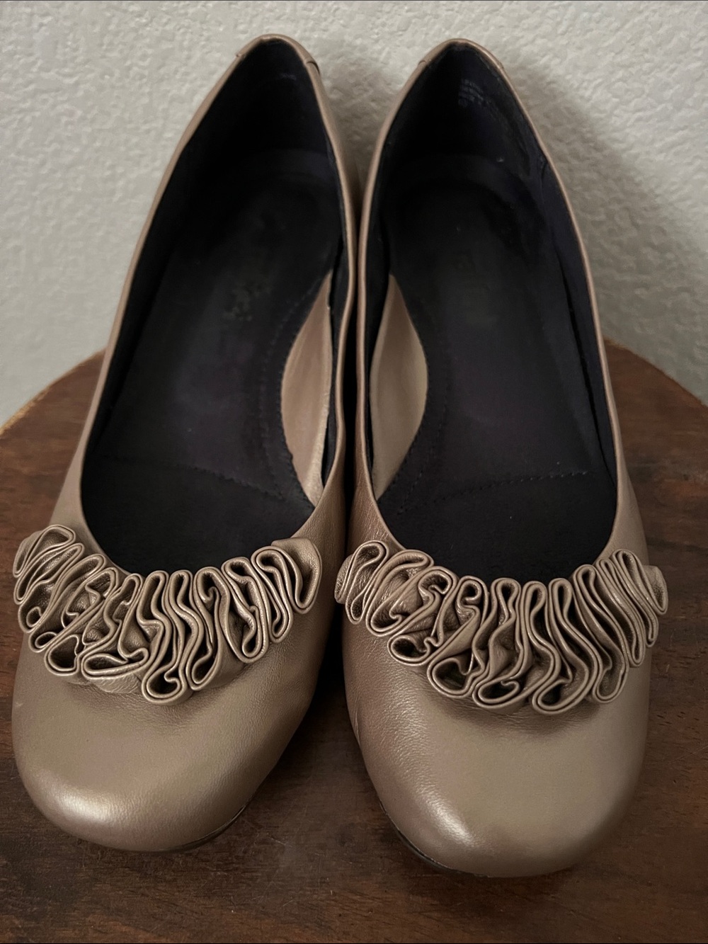 Umberto Raffini Ruffle-Trim Ballet Flats - Taupe